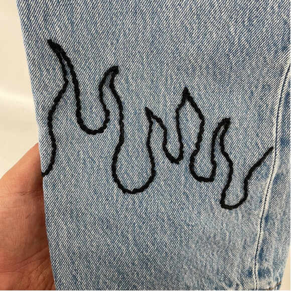 Levi’s wedgie straight jeans distressed denim flame crocheted detail y2k  sz 29 - Picture 13 of 15